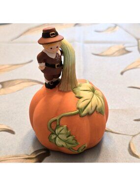 Avon 1990 Pilgrim Boy Figurine Pumpkin Ceramic Bell Fall Decor JH8011